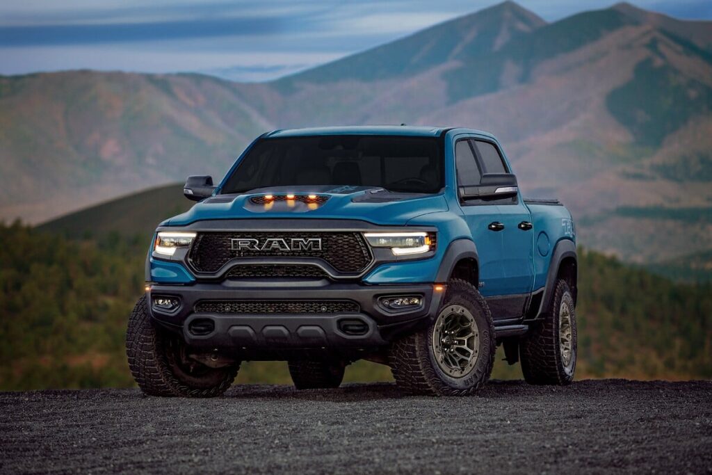 Uma Dodge Ram 2024 parada em uma area rural no meio de montanhas, Hilux ou dodge Ram 2024?