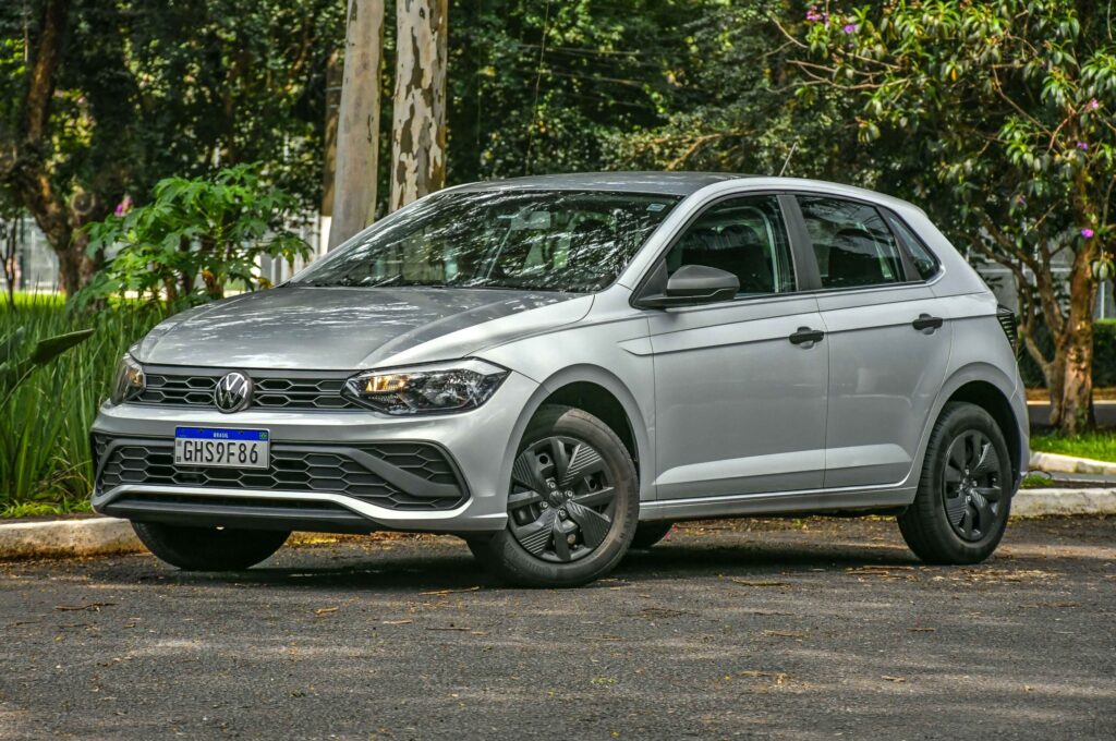 Volkswagen-Polo-Track-9564-scaled carro polo em estacionado em uma rua Comprar carro usado 