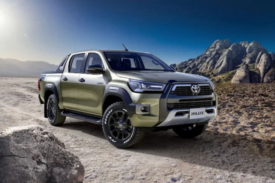 uma hilux 2024 estacionada em uma ara montanhosa, qual é o melhor dodge ram 2024 ou hilux 2024
